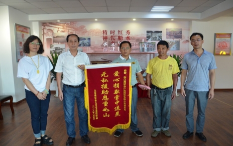 心中的愛(ài)用行動(dòng)表達，希望的燈有你我點(diǎn)亮