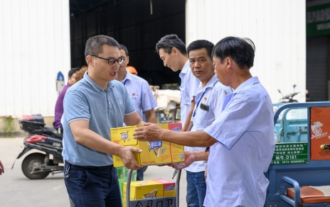 嘉興市財貿工會(huì )主席陳云建到嘉昕農產(chǎn)品公司慰問(wèn)基層員工
