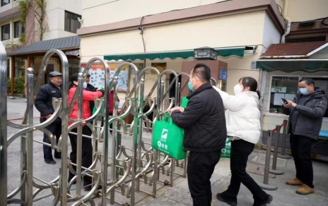 一份情驅散嚴寒，一片心常駐公益