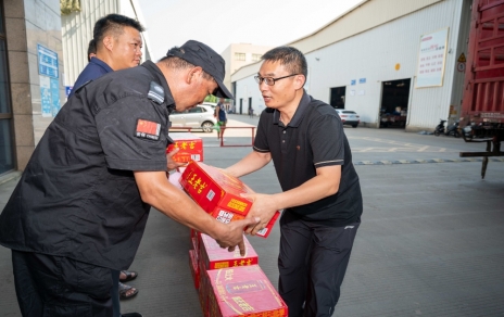 戰高溫、保供應，嘉興市財貿工會(huì )主席陳云建慰問(wèn)我司基層員工